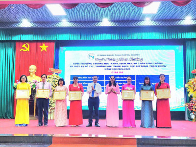 TUYÊN DƯƠNG VÀ KHEN THƯỞNG CUỘC THI " CỔNG TRƯỜNG XANH, SẠCH, ĐẸP, AN TOÀN GIAO THÔNG, TRẬT TỰ, TRƯỜNG HỌC " XANH, SẠCH, ĐẸP, AN TOÀN VÀ THÂN THIỆN"