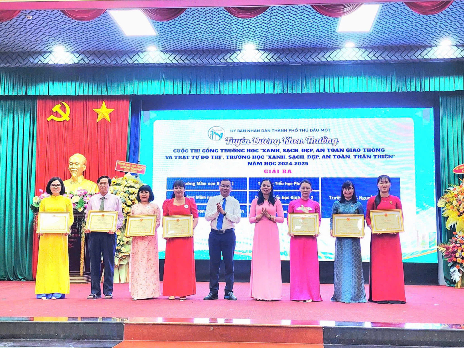 TUYÊN DƯƠNG VÀ KHEN THƯỞNG CUỘC THI " CỔNG TRƯỜNG XANH, SẠCH, ĐẸP, AN TOÀN GIAO THÔNG, TRẬT TỰ, TRƯỜNG HỌC " XANH, SẠCH, ĐẸP, AN TOÀN VÀ THÂN THIỆN"